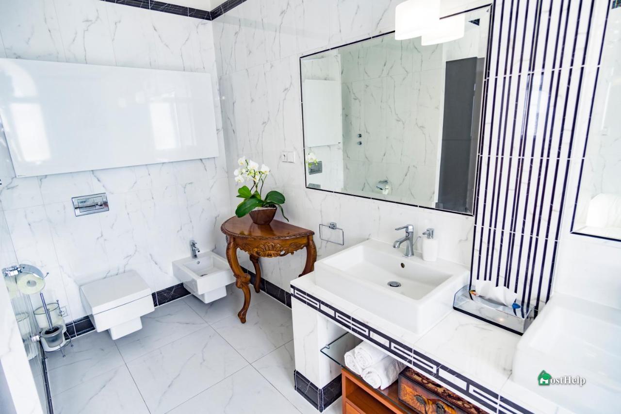 Unique Location With Hot-tub, Terrace And Garden Villa Prag